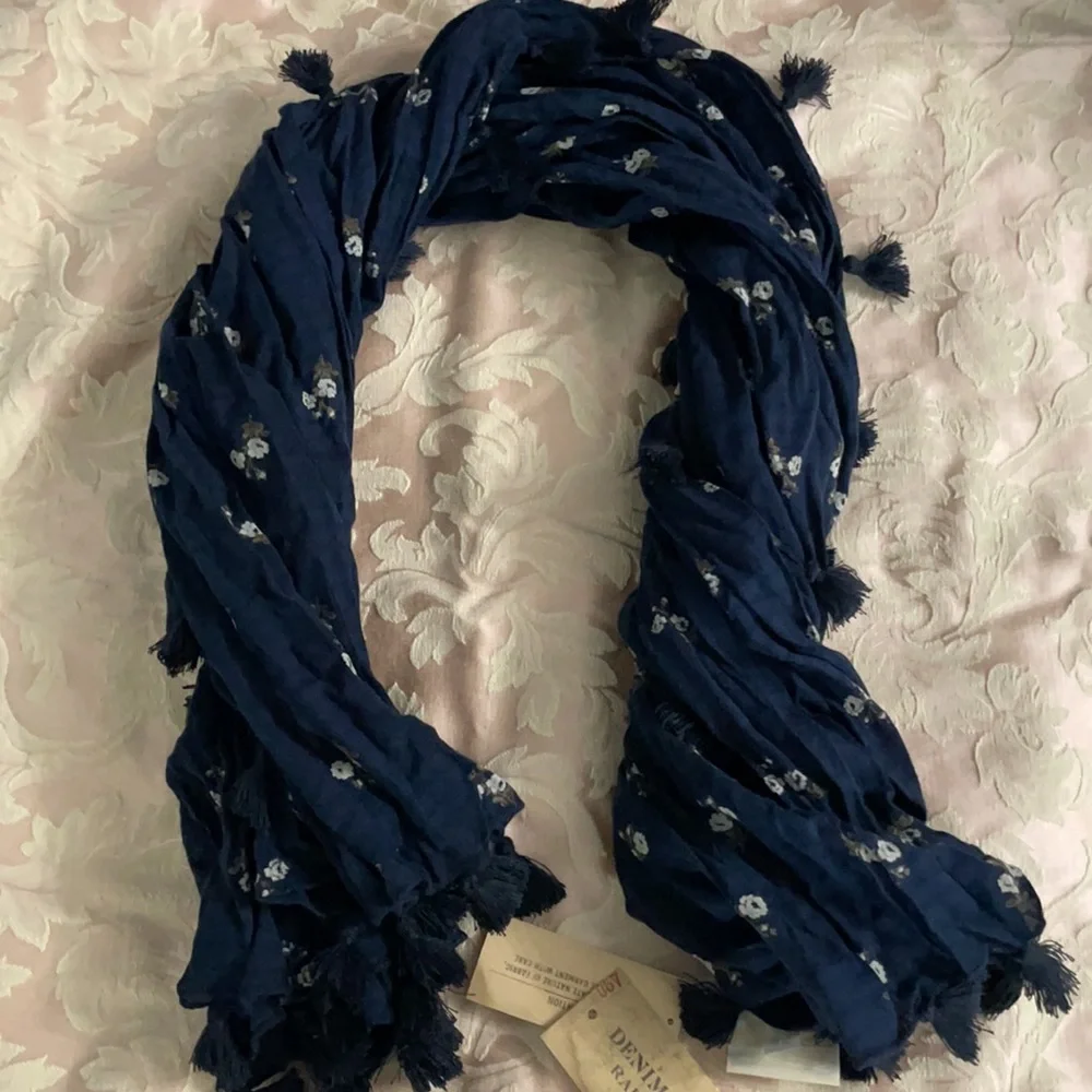 Cute scarf made of 100percwnt cotton in navy blue color with beautiful designs